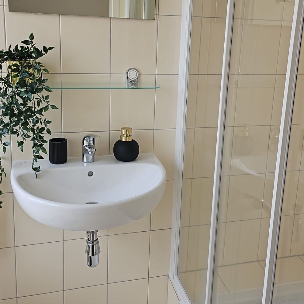 Na: smetteloos schone badkamer