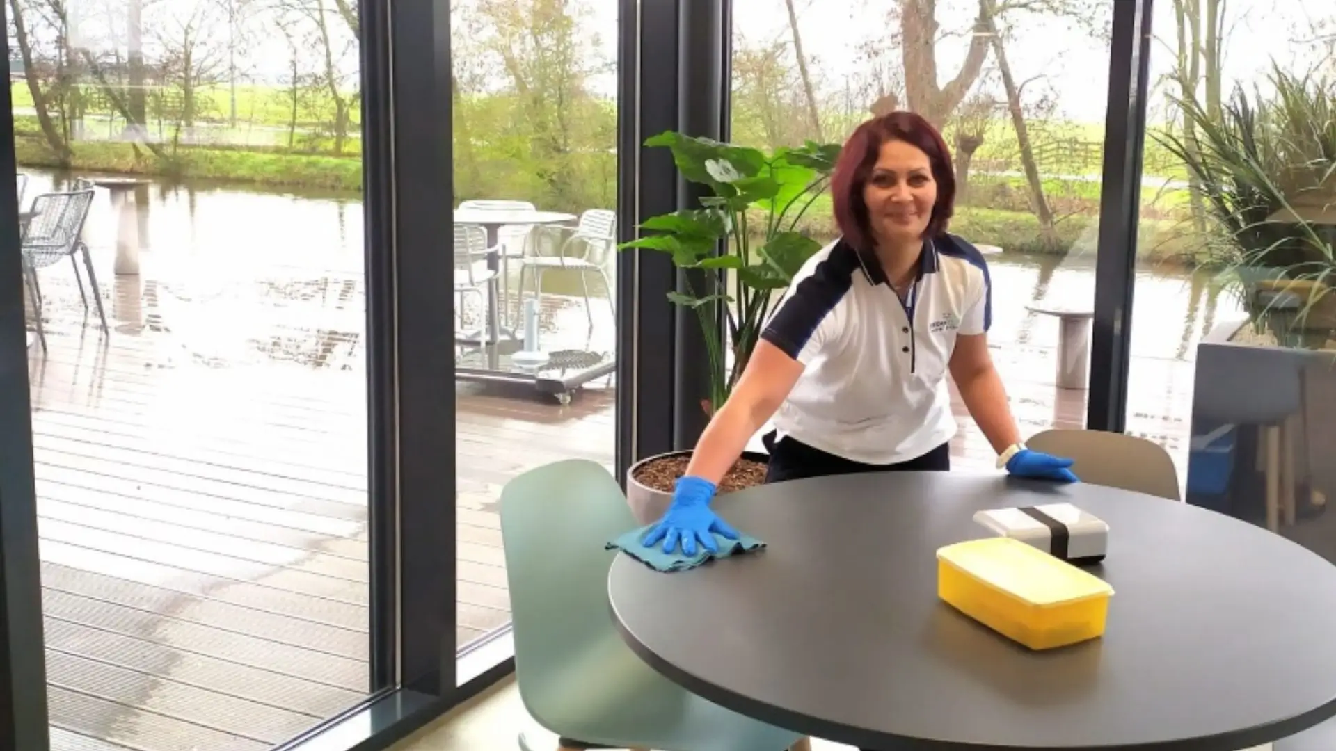 Maria van CleanplusSchoonmaak aan het werk